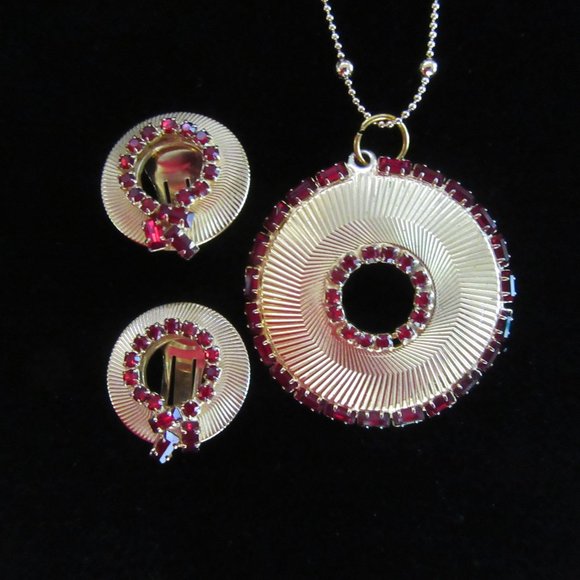 Vintage red rhinestone circle wreath pendant & clip on earring set - Picture 4 of 9